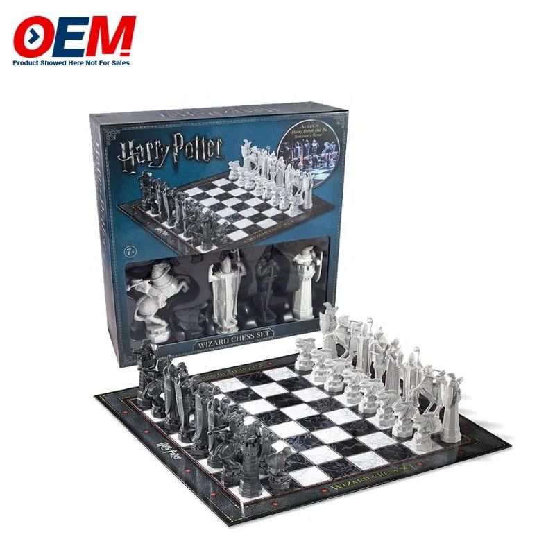 Set di scacchi con personaggi in plastica PVC personalizzati, set di scacchi con figurine OEM, crea un divertente giocattolo di scacchi