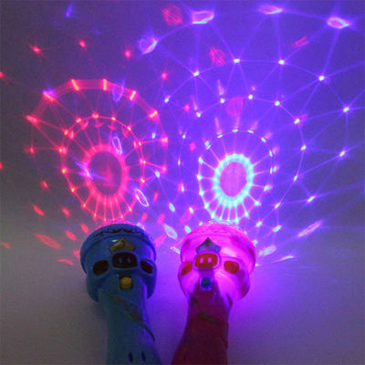 Giocattolo personalizzato luce lampeggiante proiezione microfono wireless torcia forma dolce giocattolo luminoso