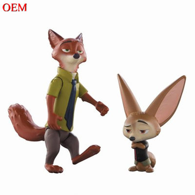 Nick Wilde e Finnick fanno una mini figura di animale di plastica.